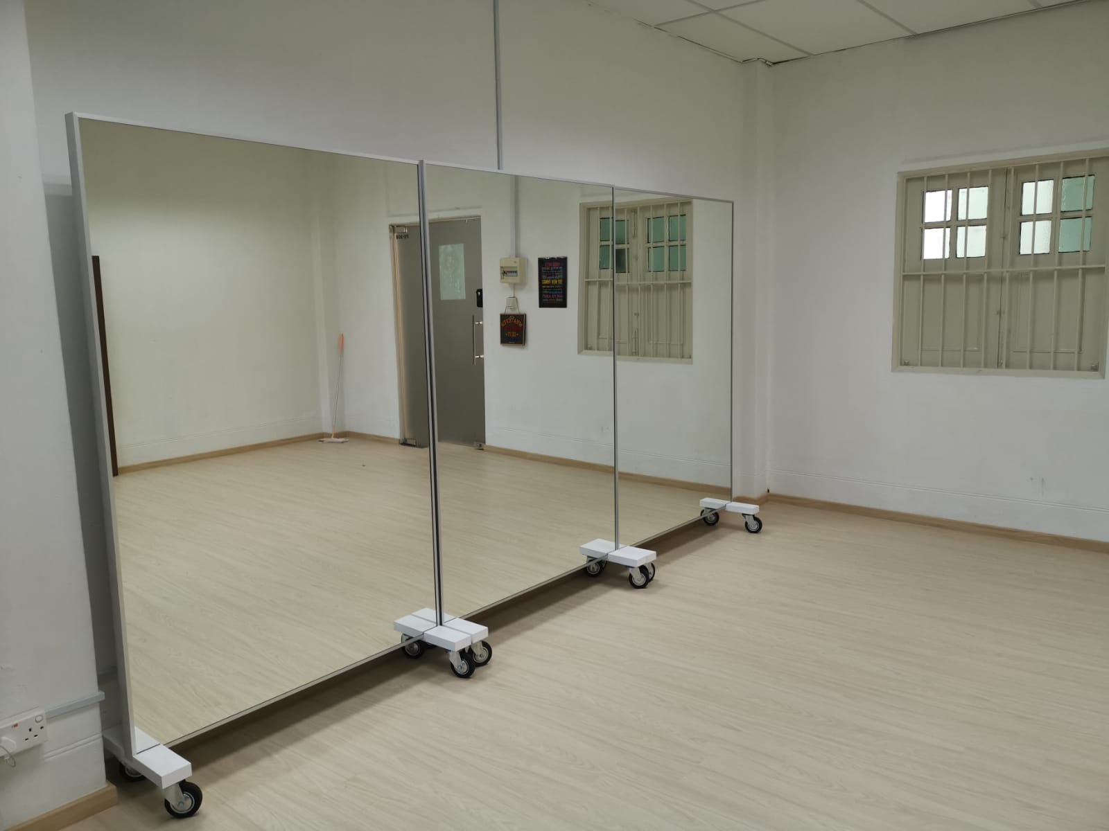 Mobile Mirror with 2 Foldable Panels