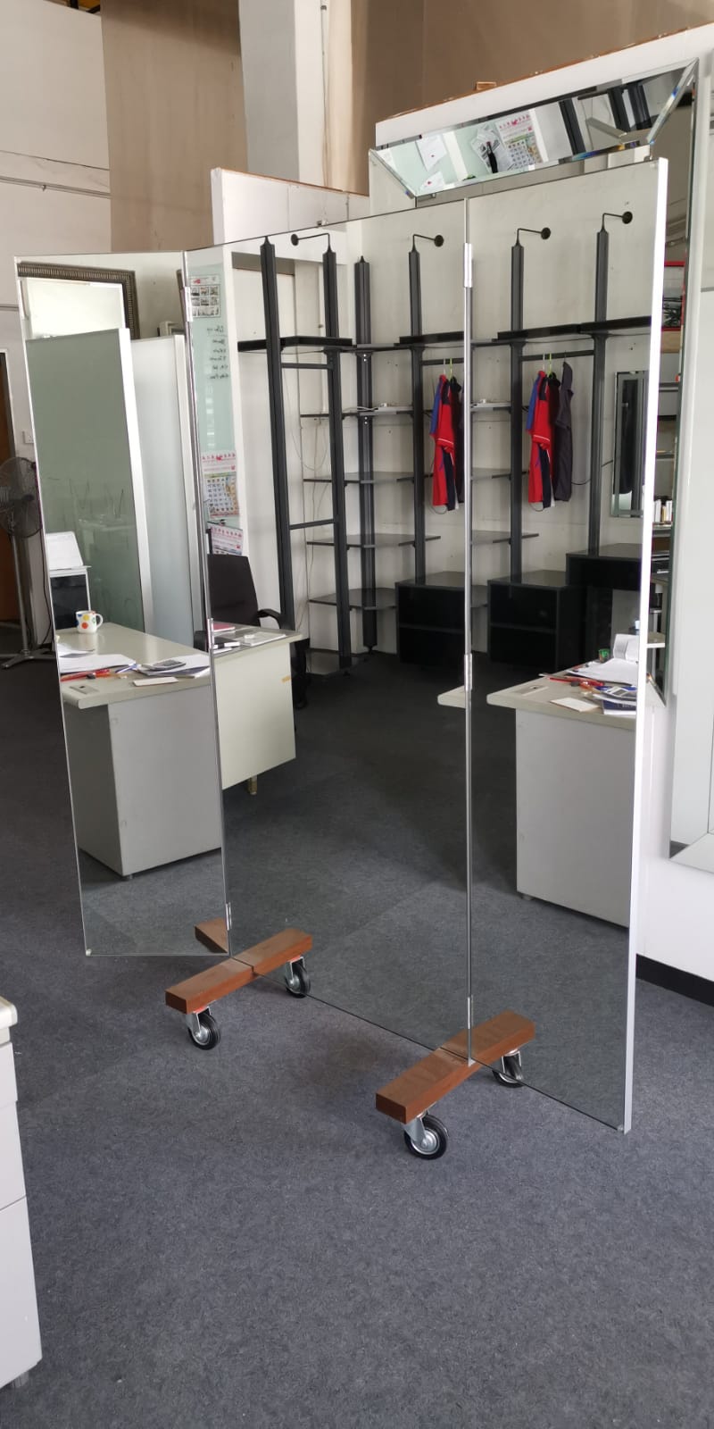 Mobile Mirror with 3 Foldable Panels