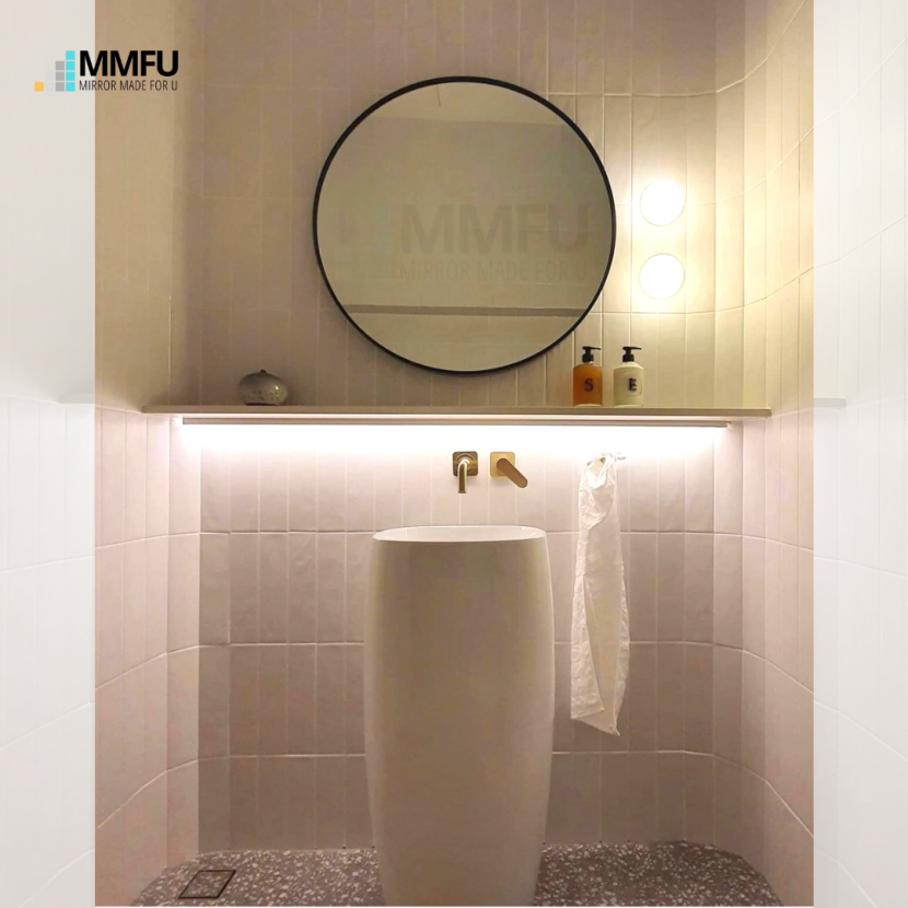 Round Mirror with Black Aluminum Frame